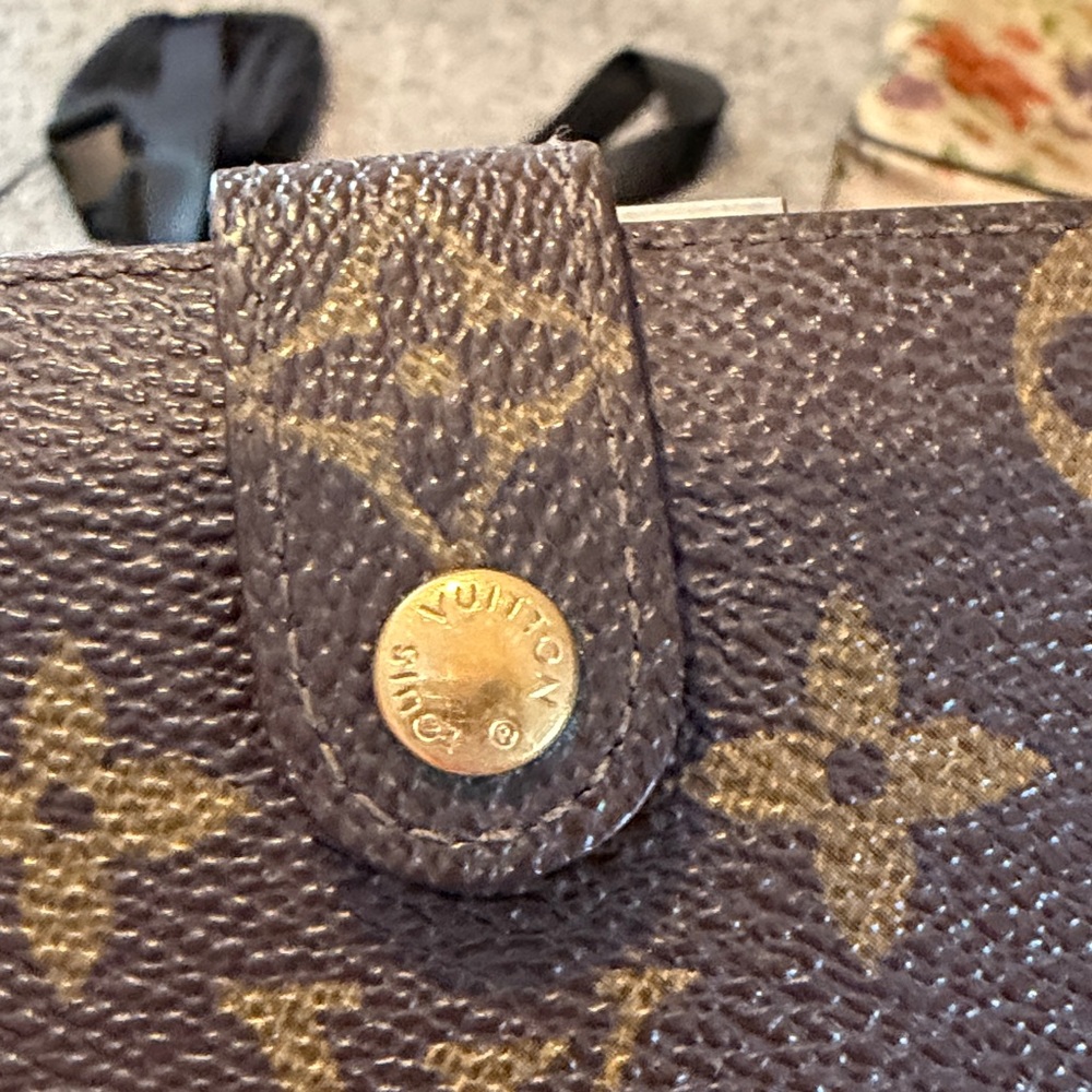 Louis Vuitton Dark Brown Monogram Wallet
Genuine Louis Vuitton - Picture 6 of 7